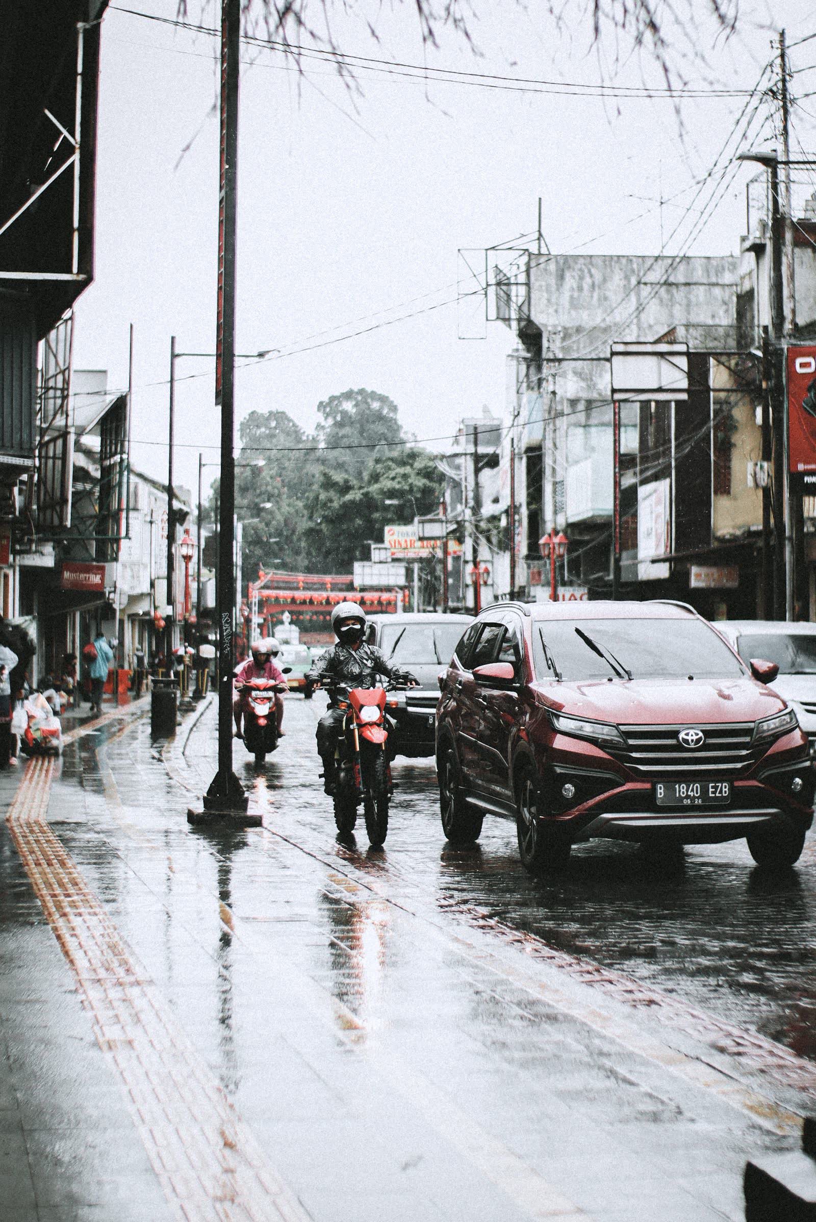 Detalhe de capa de chuva de motociclista