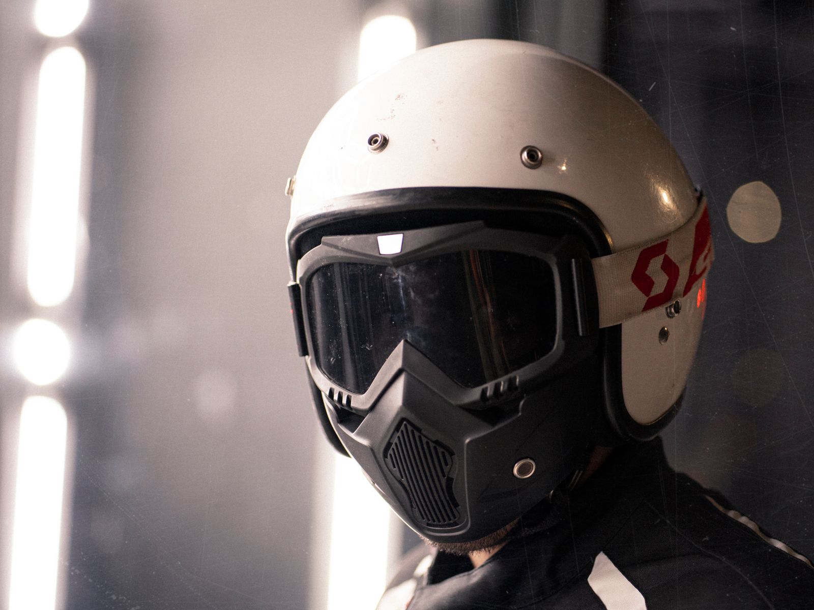 Detalhe de um capacete fechado